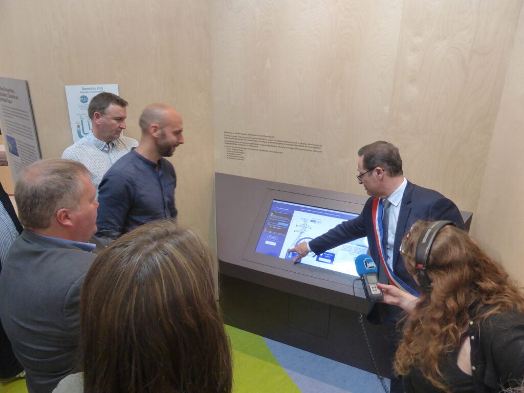 Inauguration pôle des énergies visite guidée par M. le Maire simulateur mix-énergétique